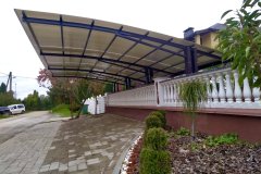 Арочный навес для авто из поликарбоната на металлическом каркасе у дома