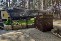 Polikarbonāta auto nojume uz metāla karkasa ar koka žogu pagalmā