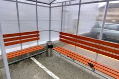 Plaša arkveida smēķēšanas nojume ar diviem soliņiem un pelnu trauku