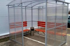 Arkveida smēķēšanas nojume ar diviem soliņiem un metāla pelnu trauku stāvvietā