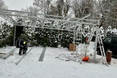 Auto nojume uz metāla karkasa pagalmā montāžas stadijā.