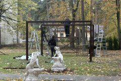 Automašīnas nojumes metāla karkasa montāža pagalmā pie mājas.